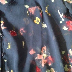 Blue floral print sheet blouse.